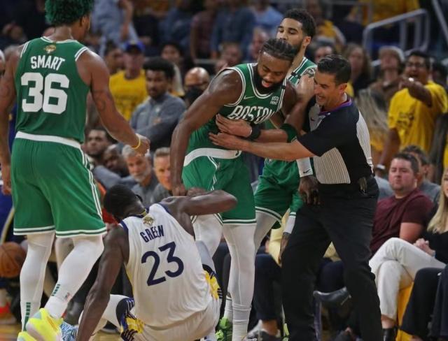 绿军88分创季后赛新低 勇士防守全面升级强势反弹