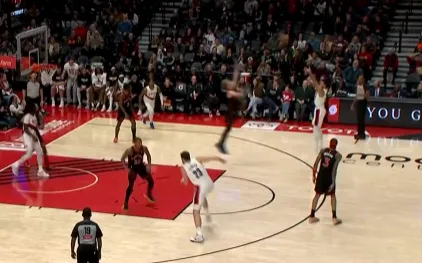 九游体育地址-卡马拉命中本场个人第4记三分，开拓者第三节追平比分