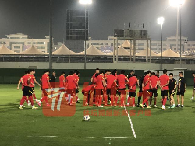 1632966122761011315.jpg 国足热身赛前最后一练 四中国裁判执法中叙之战