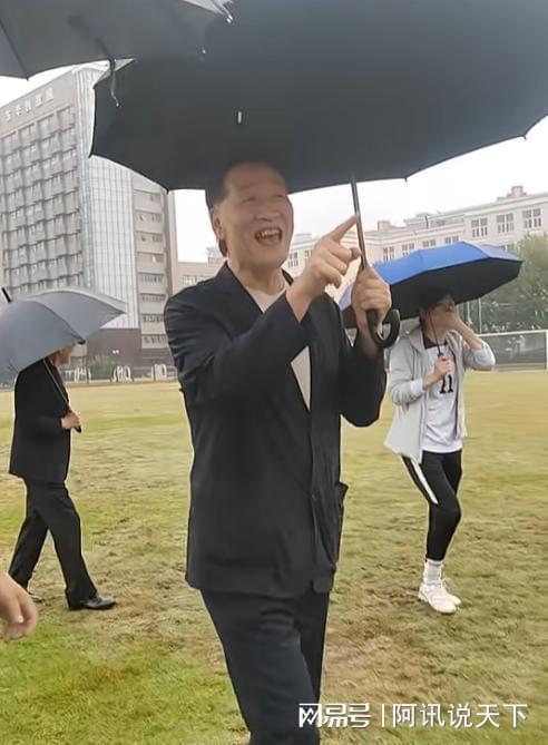 上海足球名宿,曾踢进奥运正赛,远离足坛近30年,如今身份不简单